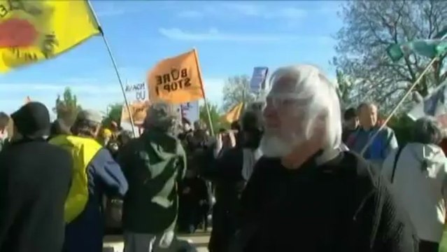 Des antinucléaires perturbent le débat public sur l'enfouissement des déchets nucléaires