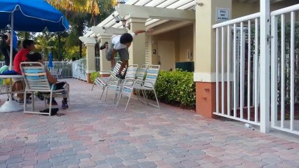 Fail au-dessus de 4 chaises