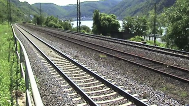 Züge bei Kestert, Alpha Trains Crossrail 185, SBB Cargo Re482, 145, 3x 185, 101, 460, 427, 2x 428