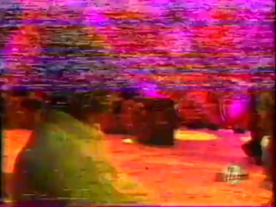 extrait du betisier de drole de jeu 1998 avec le montage du decor de lemission