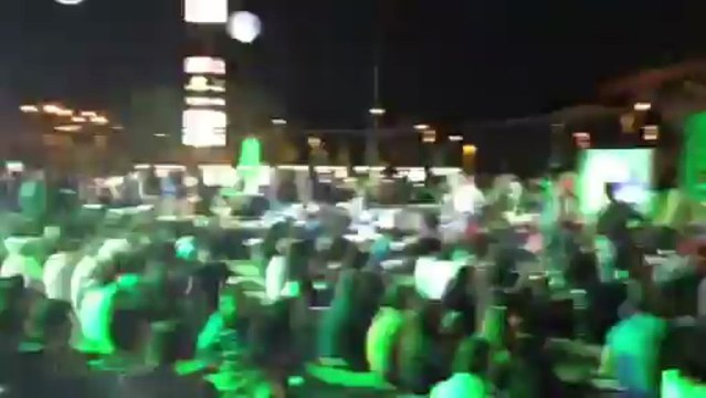 Πανηγυρισμοί στην εξέδρα της Heineken για το γκολ της Ντόρτμουντ