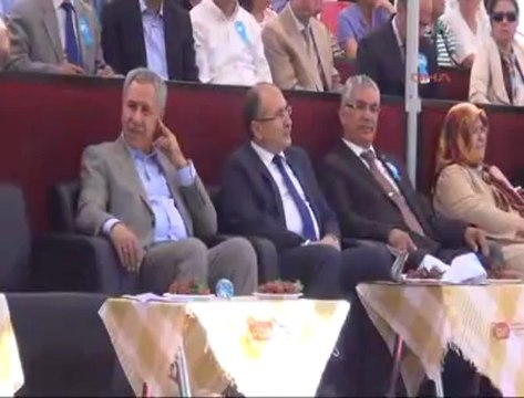 Bülent Arınç'ı 10. Yıl marşı rahatsız etti