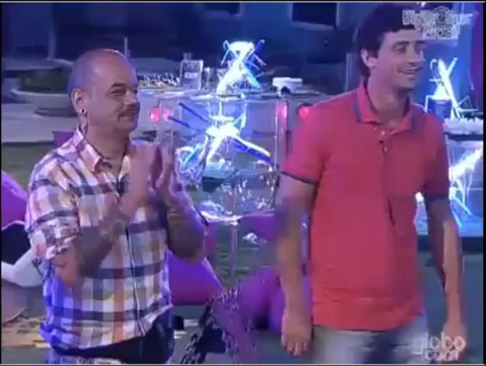 Festa Zezé & Luciano - Monique e Jonas se beijam ao som de ♫Mentes tão bem♫ - 14.03 p.2