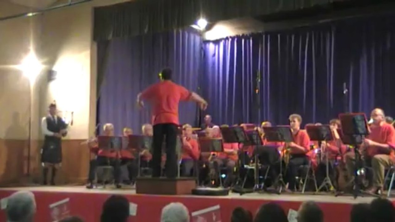 Highland Cathedral le penn soner de la Kevrenn Bro Glaz joue avec l'orchestre "le réveil musical gâtinais"