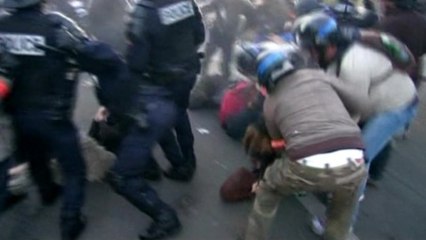 French demonstrators scuffle with police