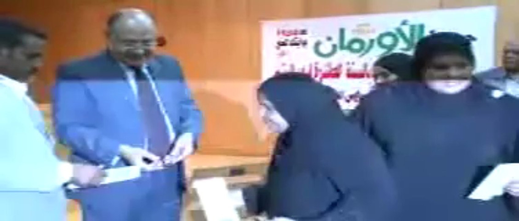 محافظ الأقصر يسلّم شيكات من جمعية الأورمان إلى الأسر الفقيرة