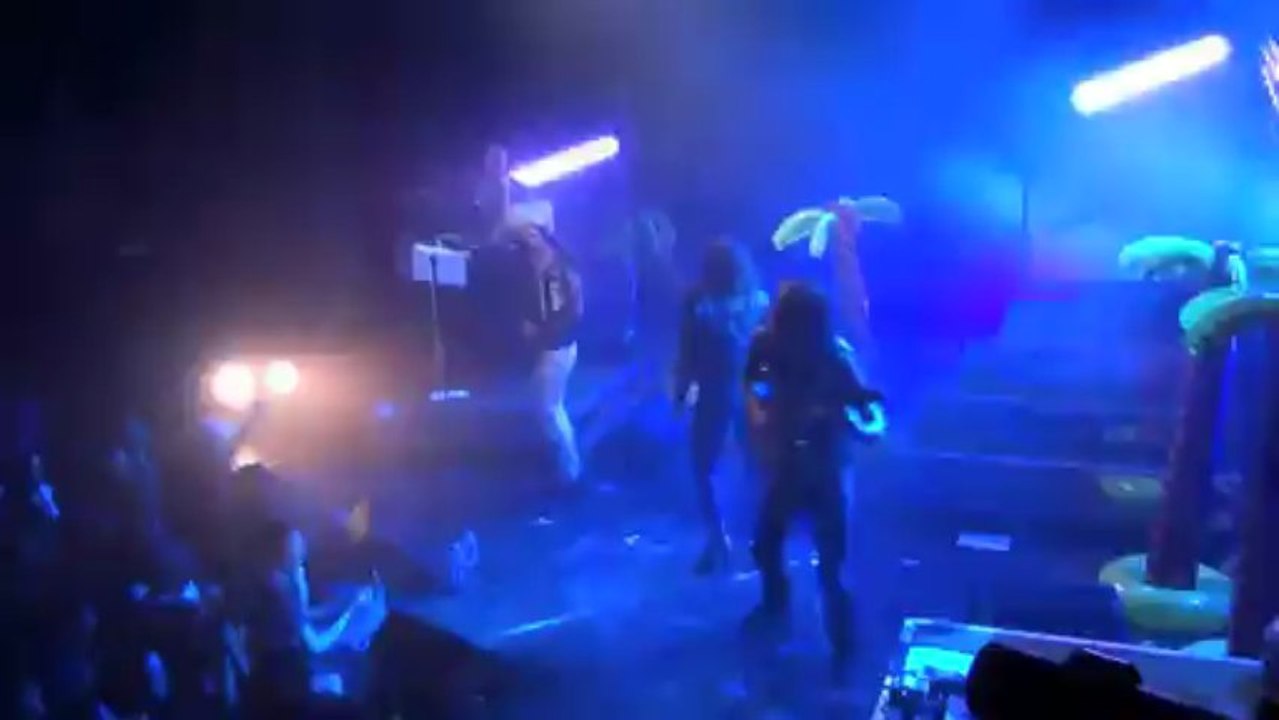 Naive New Beaters feat Izia - Bang Bang