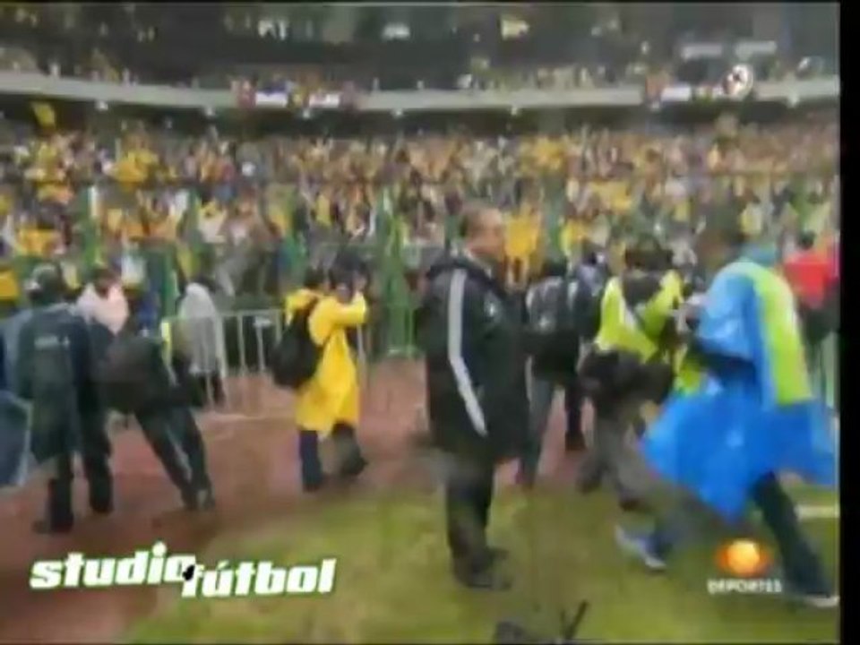 Benítez celebra con la hinchada