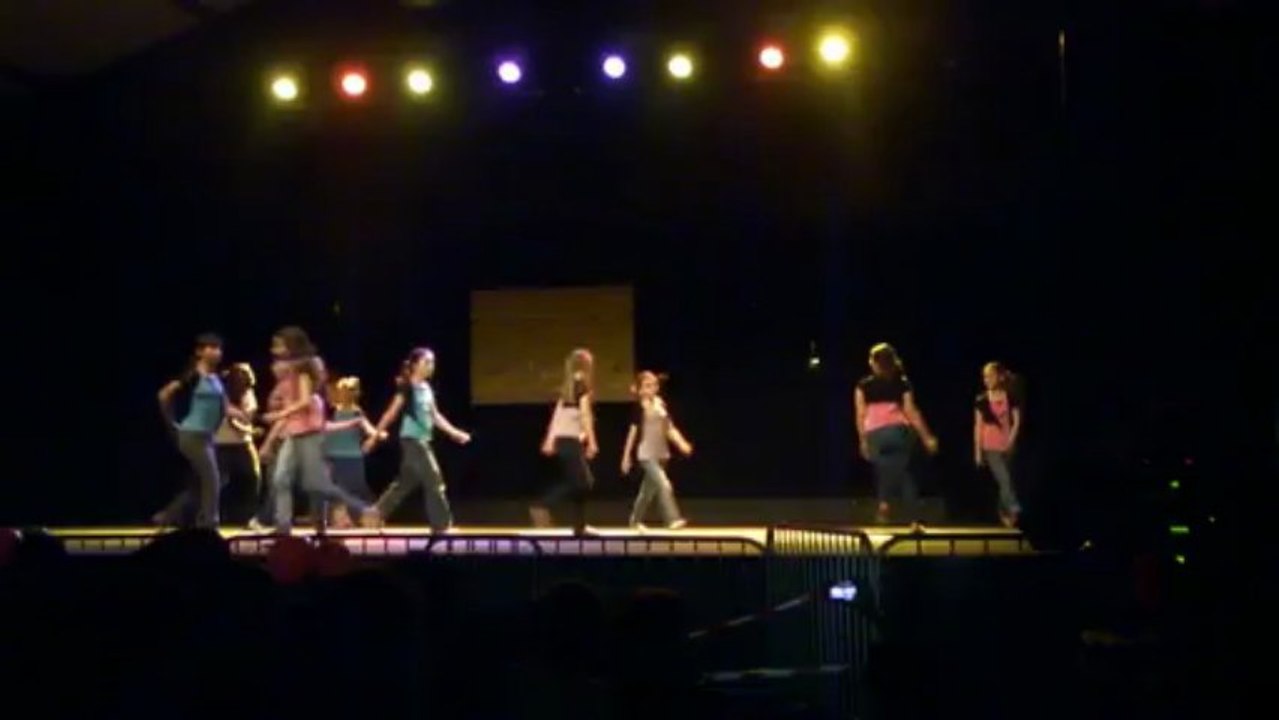 Eléa gala 2013 "cant' touch this"