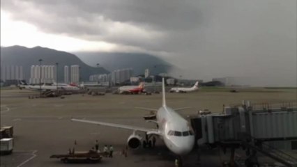 Un orage impressionnant à l'aéroport de Hong Kong