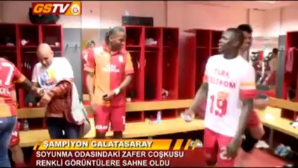 FUTBOL  Şampiyonluk Sonrası Soyunma Odası