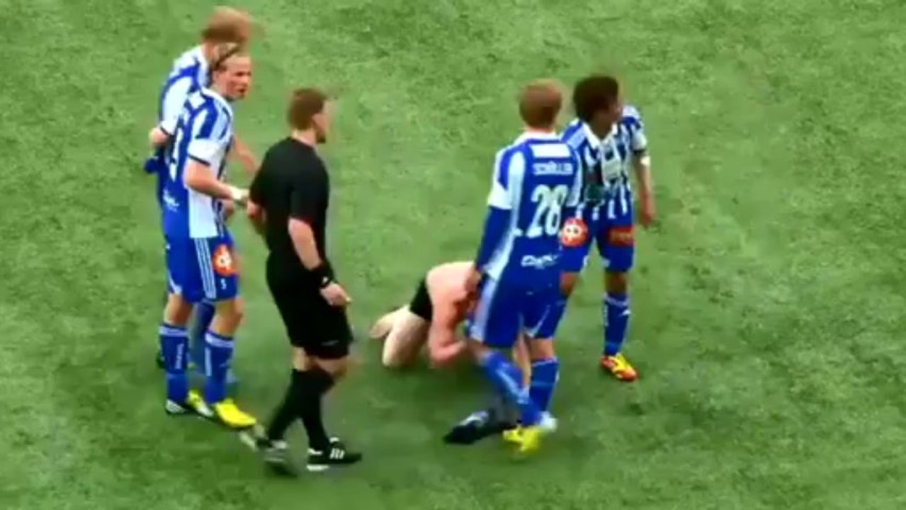 Ακυρώνεται γκολ λόγω... γυμνού εισβολέα!