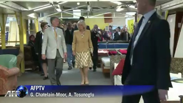 L'épouse du Prince Charles Camilla rend visite à Emmaüs France