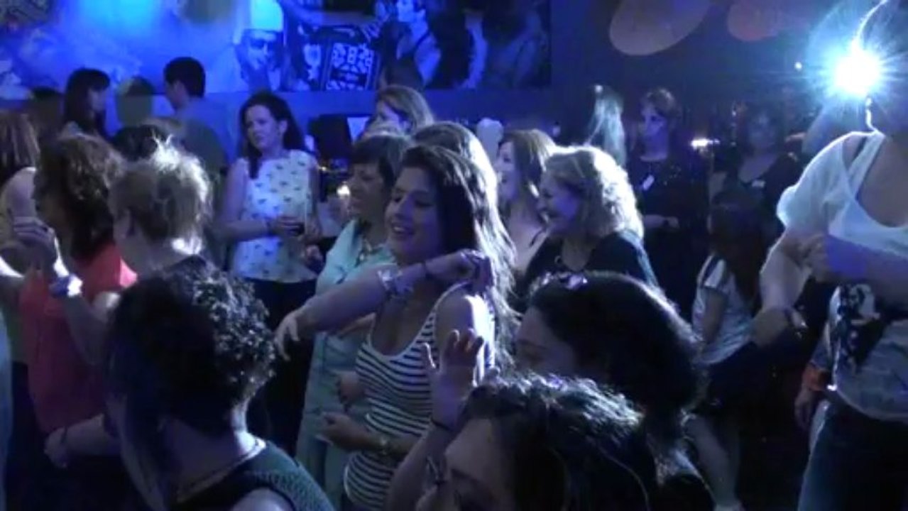 CUMPLEAÑOS DE HUGO, ( MARIA Y CARMEN BAILAN PARA HUGO  Y ENTREGA DE REGALOS.