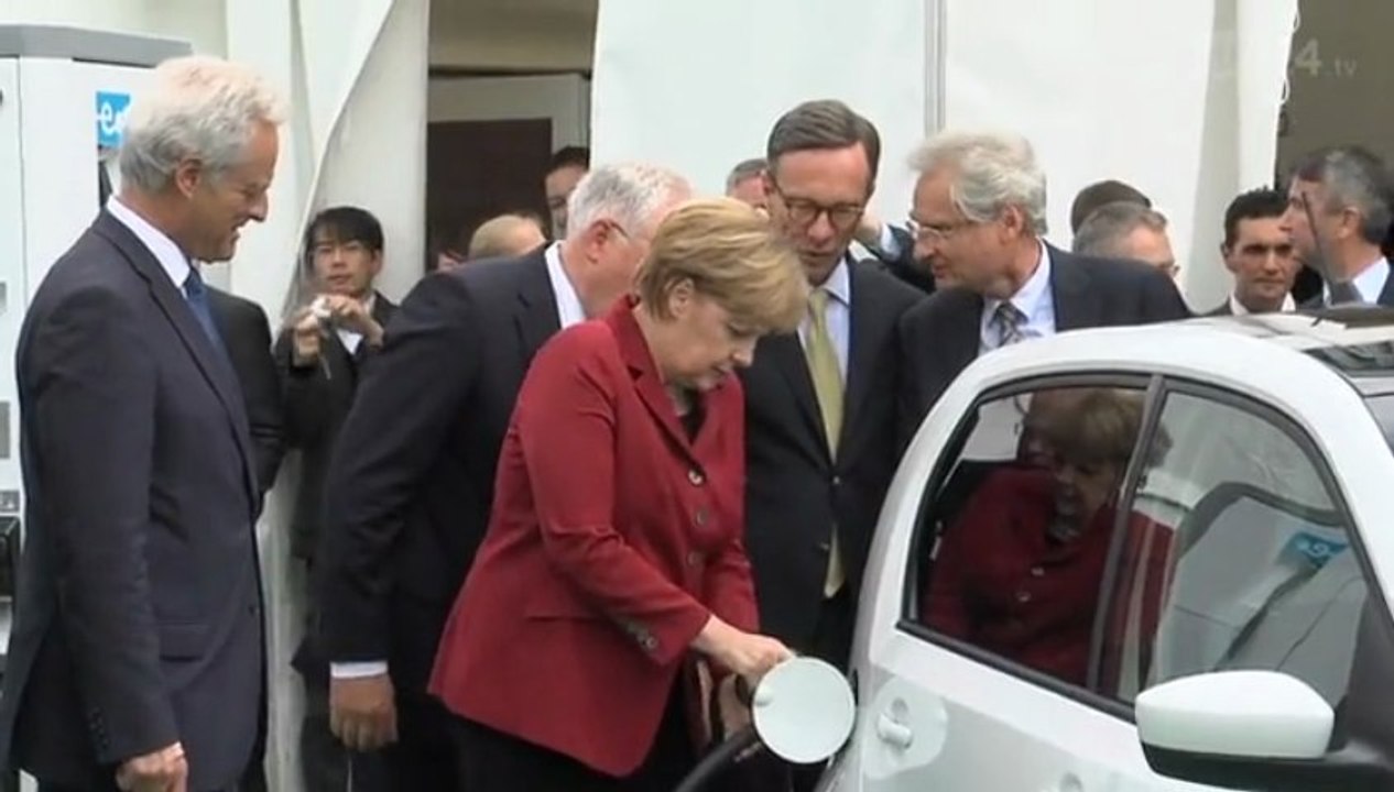 Aufladung des VW e-up! ist auch für Bundeskanzlerin Angela Merkel kein Problem
