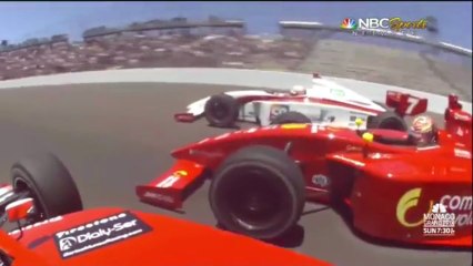 4 voitures de course sur la ligne d'arrivée