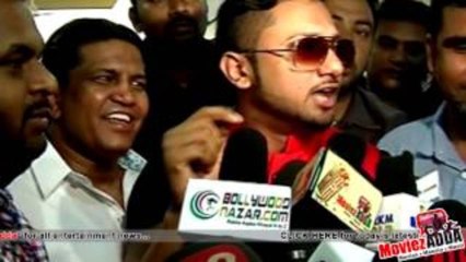 Yo Yo Honey Singh Slams His Protesters In His Way !