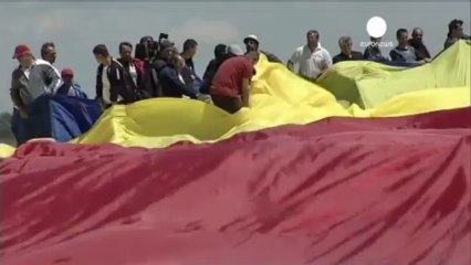 Le plus grand drapeau du monde dévoilé en Roumanie