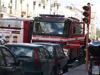 Napoli - Incendio di un palazzo in corso Secondigliano (27.05.13)