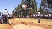Compétition de fou de saut en hauteur au Kenya