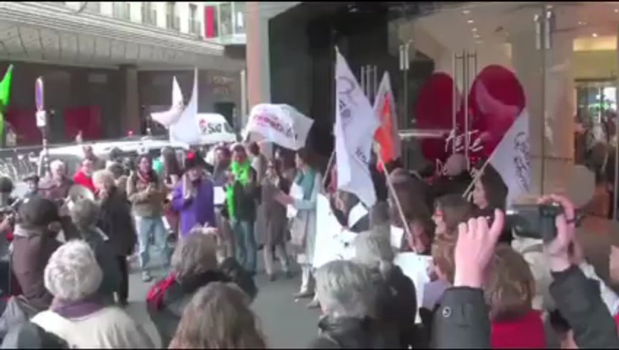 Action antisexiste aux galeries LaFayette - par L'EXPRESS