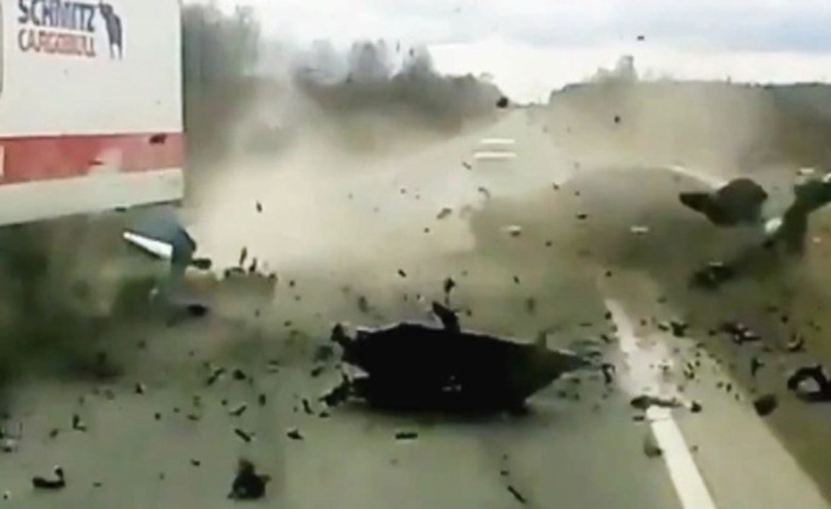 Accident choc en Russie : il est sauvé par l'explosion de sa voiture !