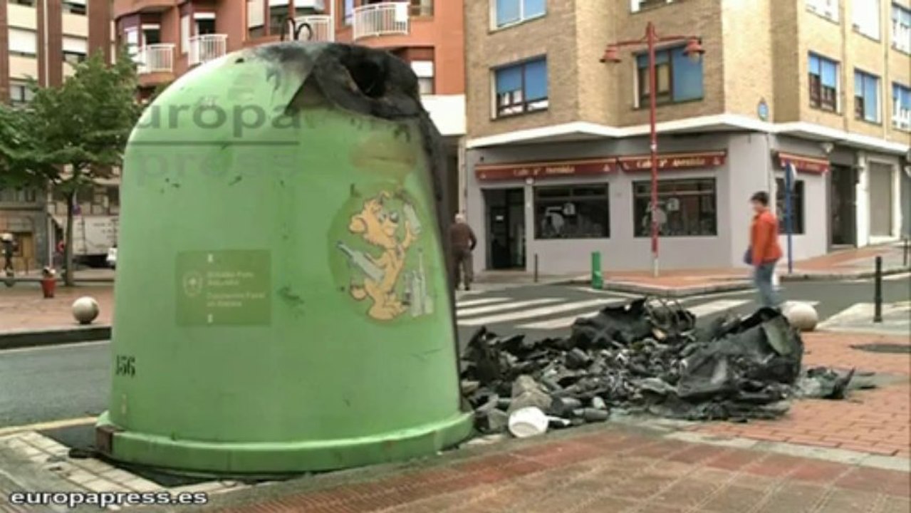 Queman contenedores en Barakaldo (Bizkaia)