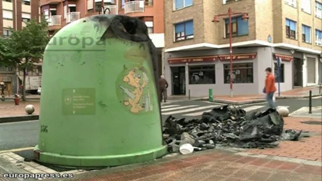 Queman contenedores en Barakaldo (Bizkaia)