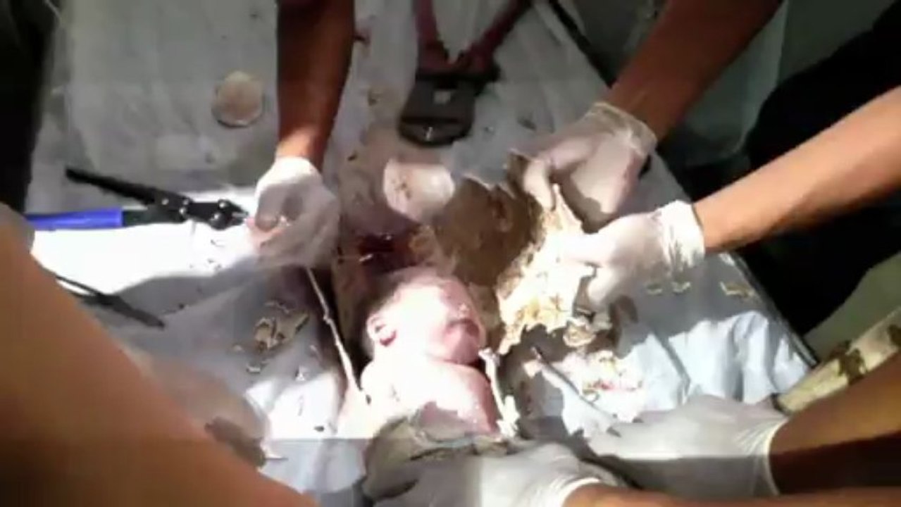 Baby aus abwasserrohr in china gerettet