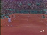 La navette spatiale survole le stade Roland Garros - Archive vidéo INA