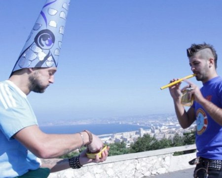 Paga et Antonin (Marseillais à Cancun) - La danse des sardines (extrait)