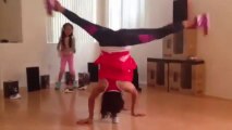 Poser la tête sur une canette et tourner!! En mode Break Dance sur un coca...