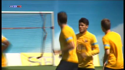 El homenaje a Dani Jerque une al Barça y al Espanyol de la mano de Andrés Iniesta