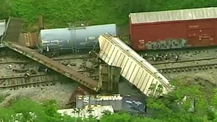 Trem descarrila e explode nos EUA