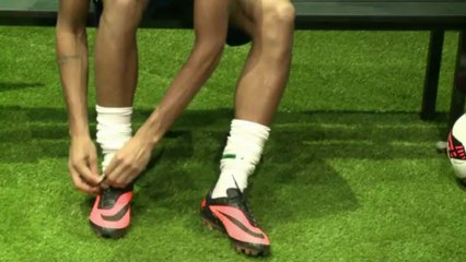 Neymar presents new soccer shoes before leaving to Spain