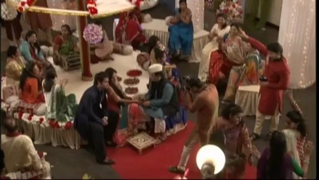 Madhubala - Ek Ishq Ek Junoon - Behind The Scenes [27] - 25-05-2013 - Madhu's Mehndi Ceremony