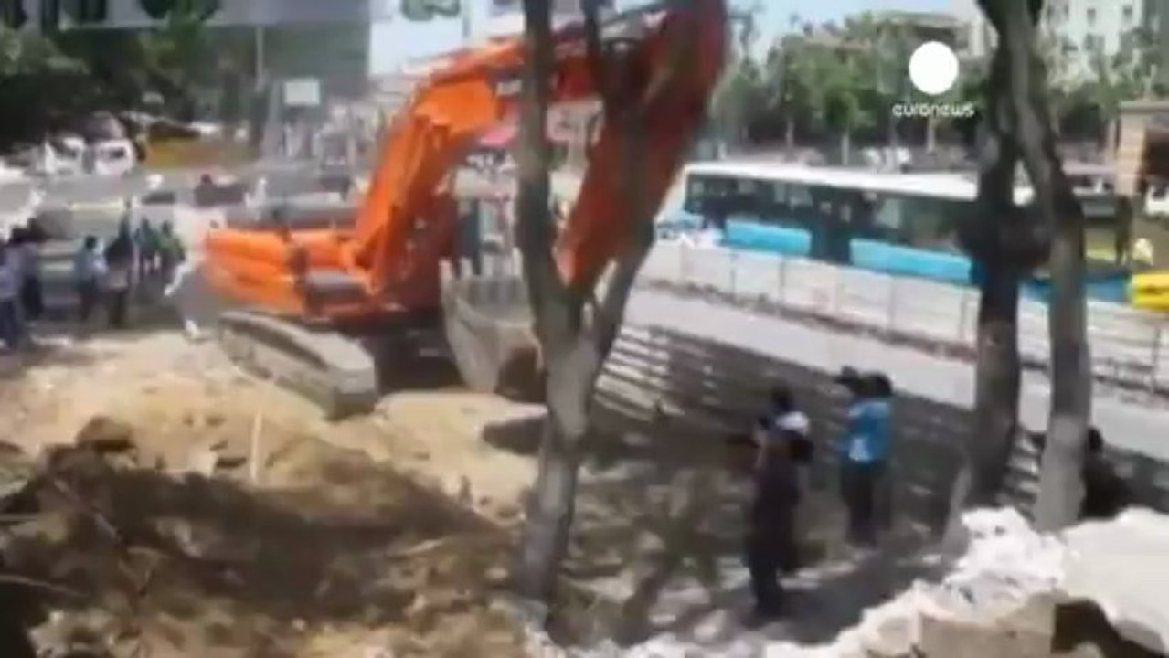 Pitched battles to save park in Istanbul