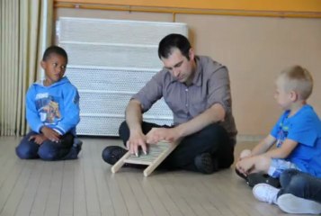 Eric joue de la planche à laver.