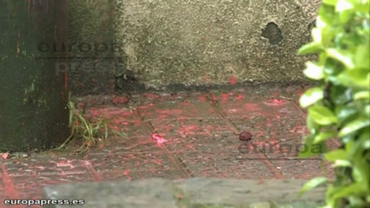 Arrojan pintura contra fachadas de bancos