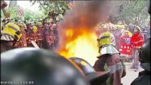 Cargas policiales contra los bomberos en el Parlament