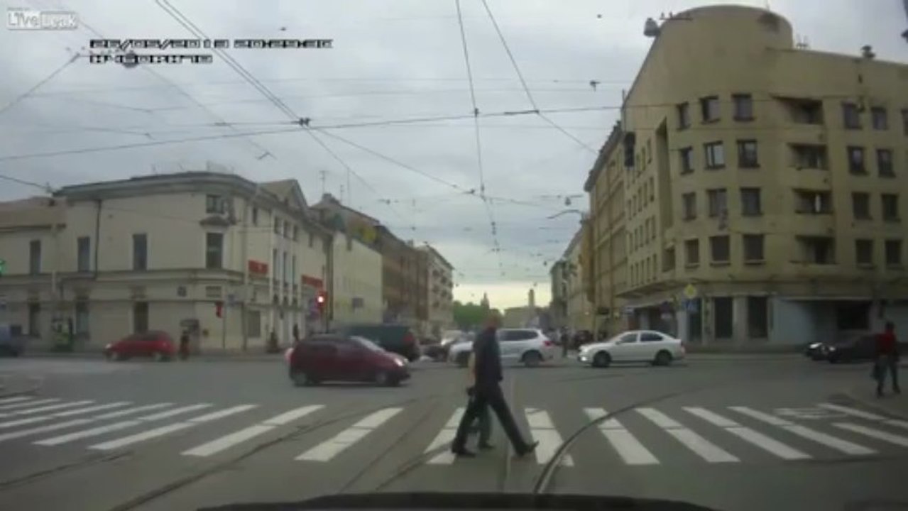 Rússia: Homem dispara contra um carro ao atravessar passadeira