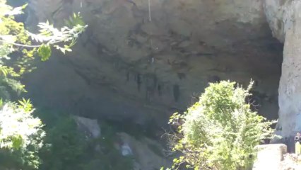 saut a l'elastique de la voute d'une grotte