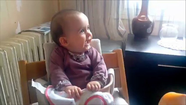 Cache cache derrière le bavoir