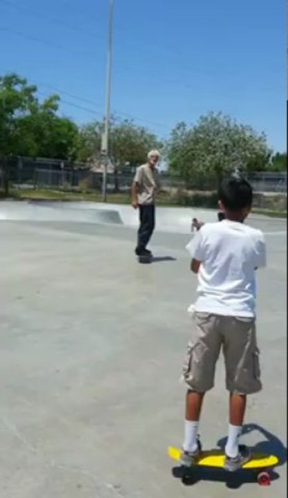Un vieux fait des figures de skate