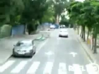 Il détruire sa voiture en un drift