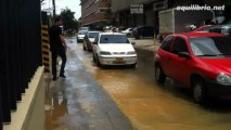 How to cross a flooded street without getting your feet wet : Funny