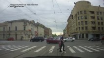 Un taré traverse la route et tire avec un pistolet!!! Vive la Russie...
