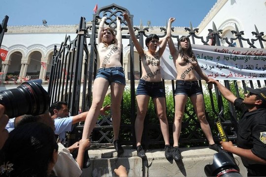 Trois Femen interpellées à Tunis après une action seins nus