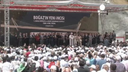 Primera piedra del tercer puente que unirá los dos...