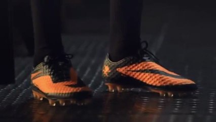 Neymar reçoit ses nouvelles chaussures : Nike HYPERVENOM